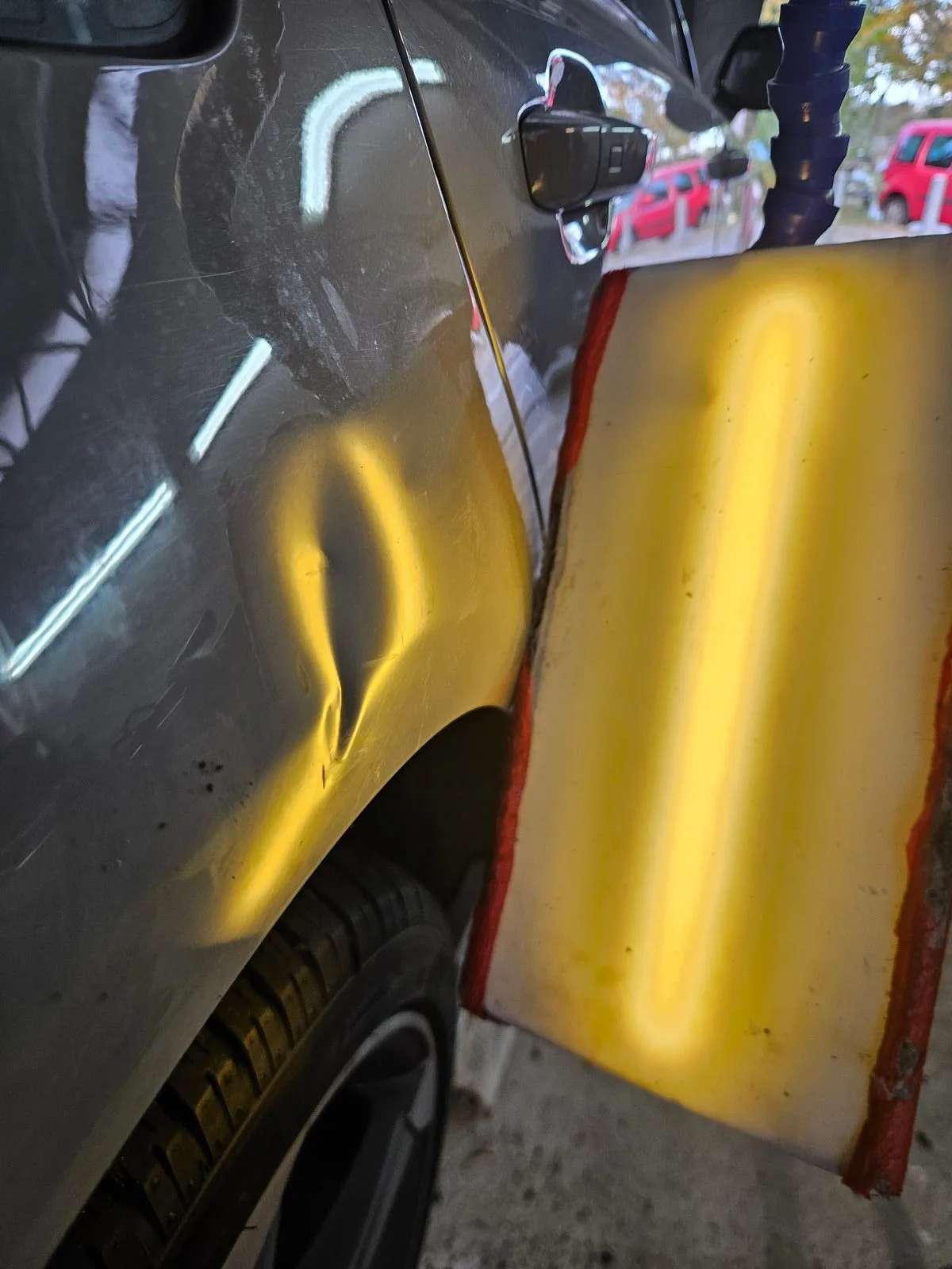 Tiefe Delle am Kotflügel — vorher/nachher PDR-Reparatur