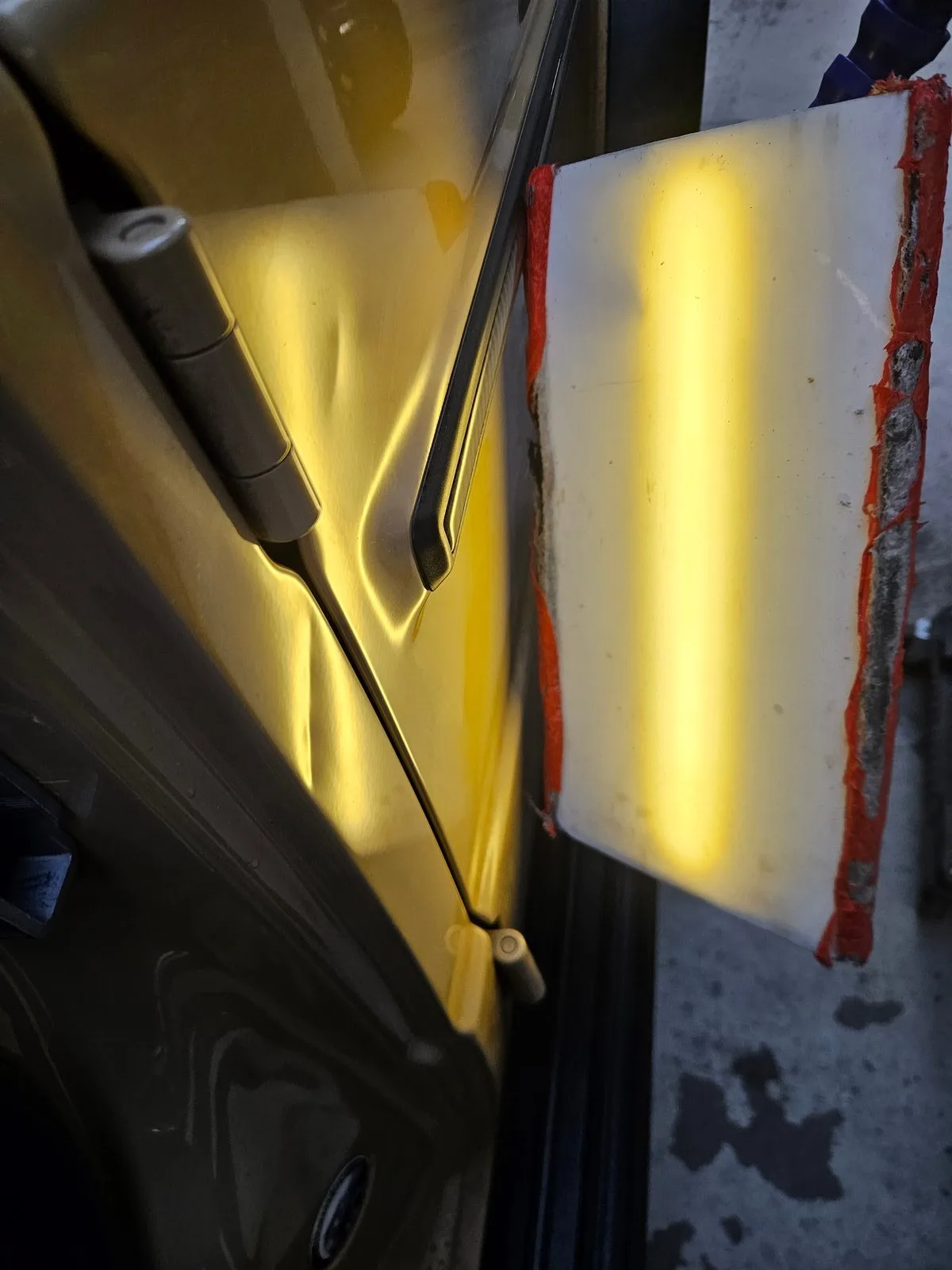 Delle an der B-Säule — vorher/nachher PDR-Reparatur