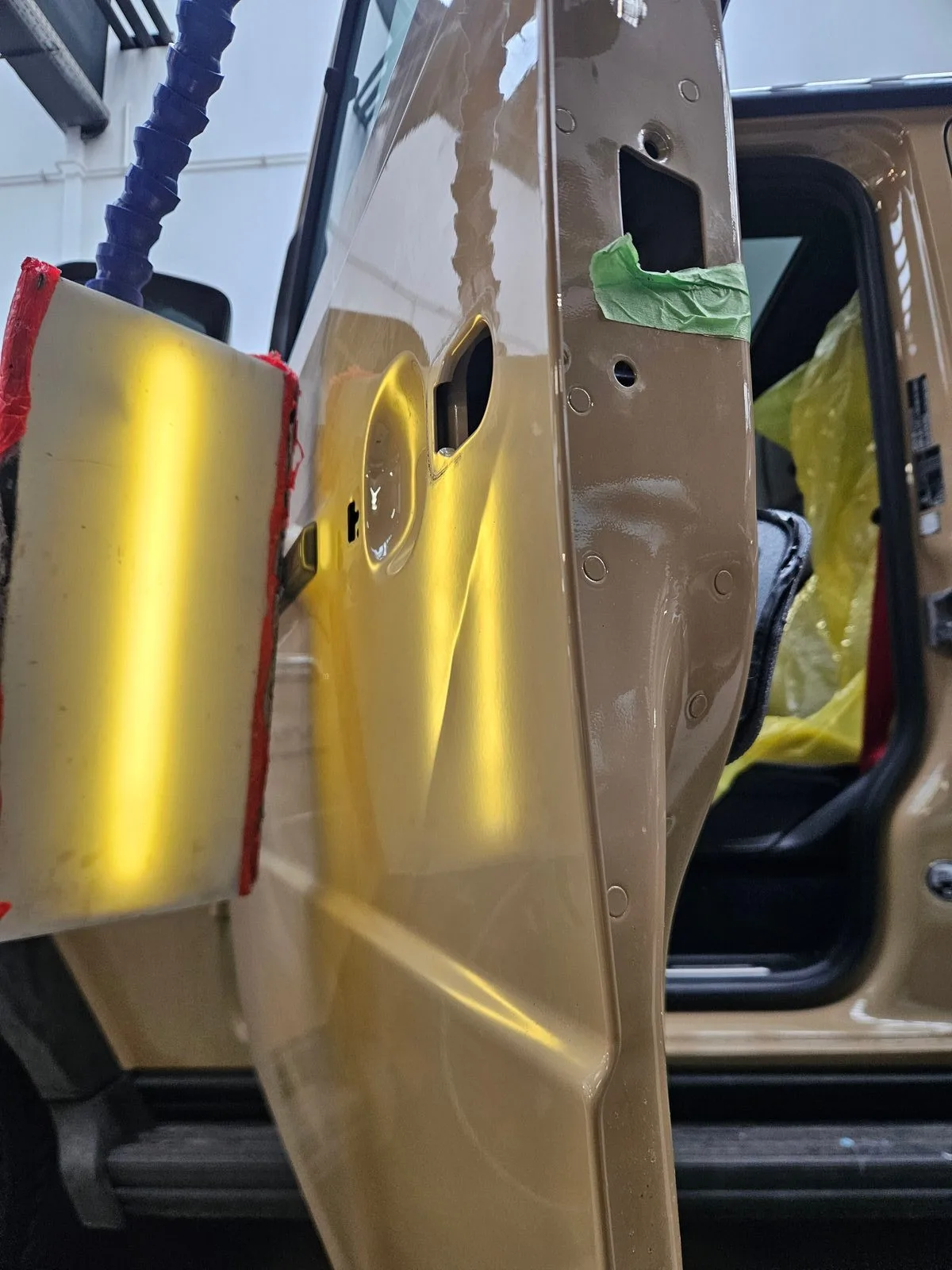 Delle an der Tür — vorher/nachher PDR-Reparatur