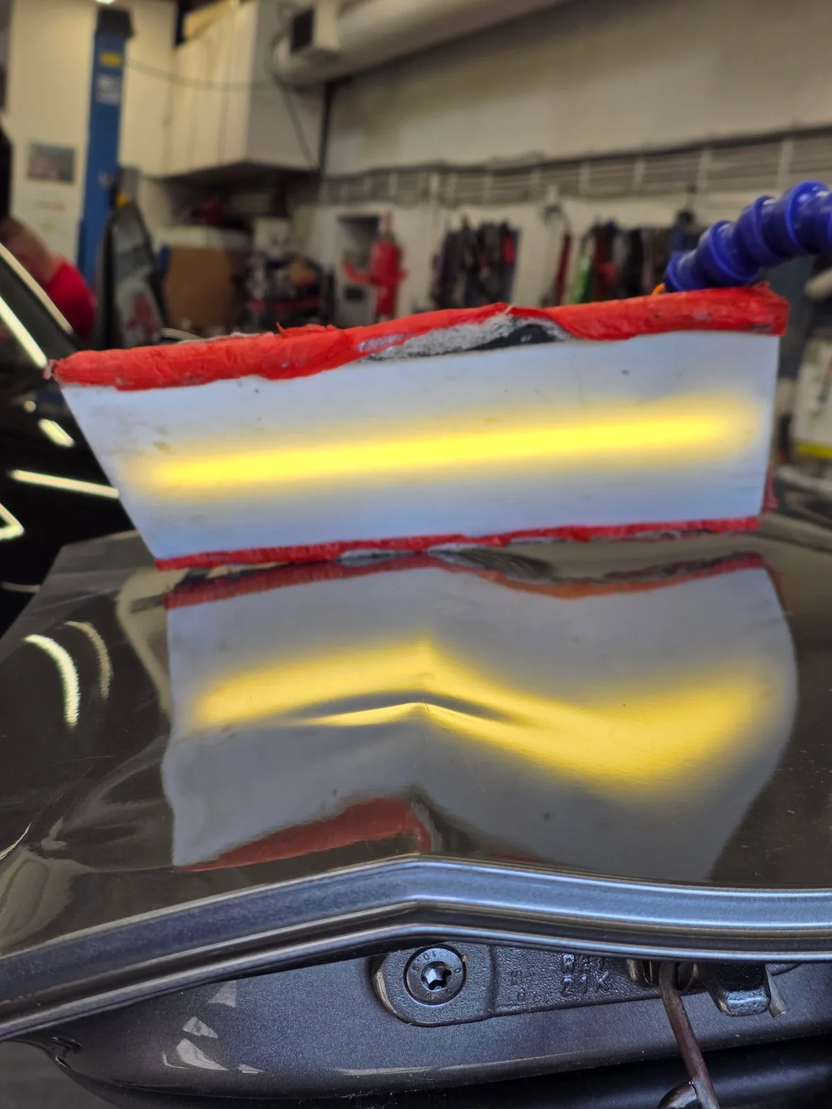 Delle an der Tür — vorher/nachher PDR-Reparatur