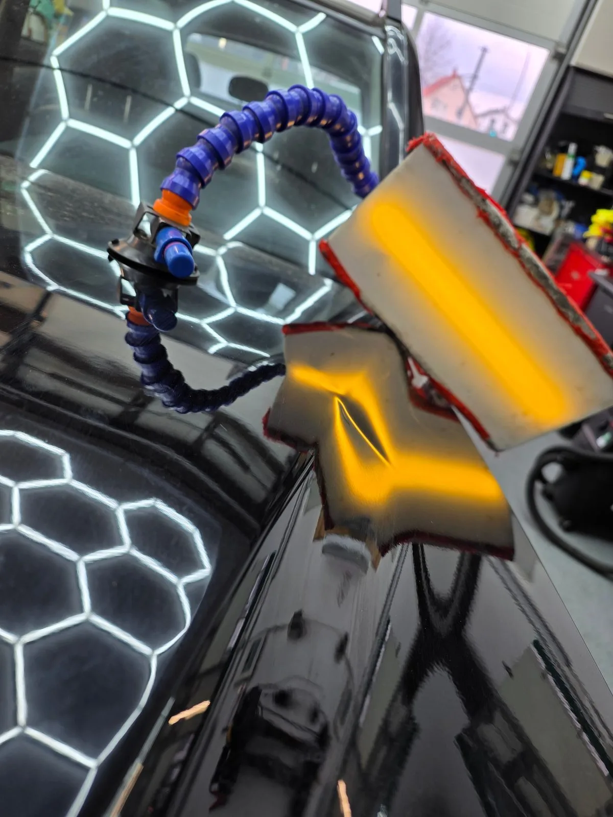 Delle auf der Motorhaube — vorher/nachher PDR-Reparatur