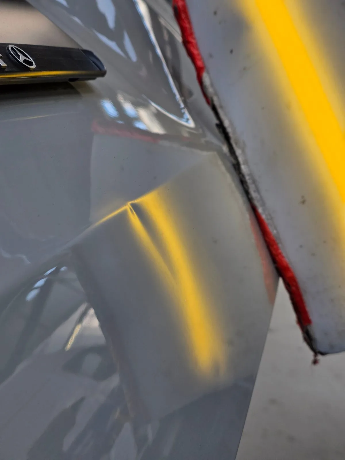 Delle an der Heckklappe — vorher/nachher PDR-Reparatur