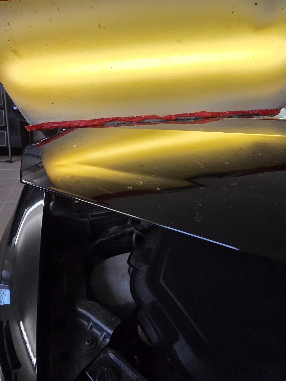 Starke Delle an der Motorhaube — vorher/nachher PDR-Reparatur