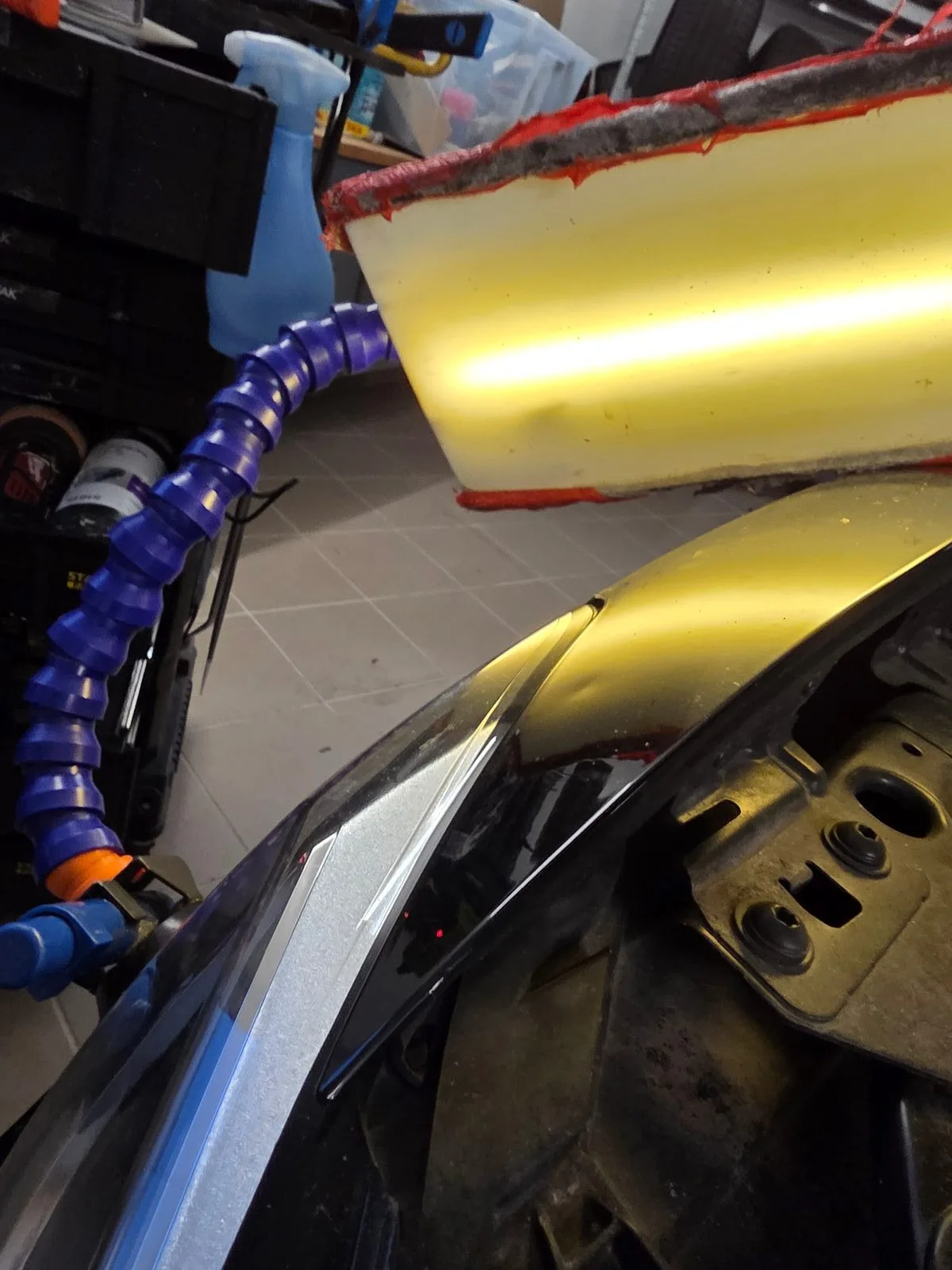 Delle am Kotflügel — vorher/nachher PDR-Reparatur