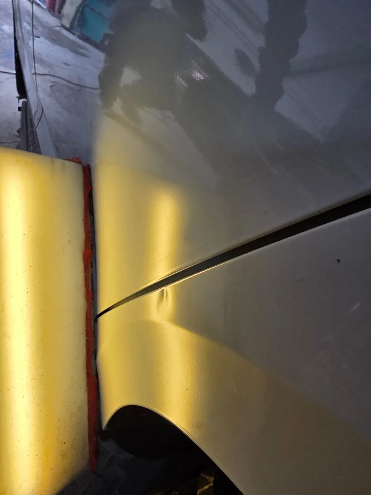 Delle am Seitenteil — vorher/nachher PDR-Reparatur